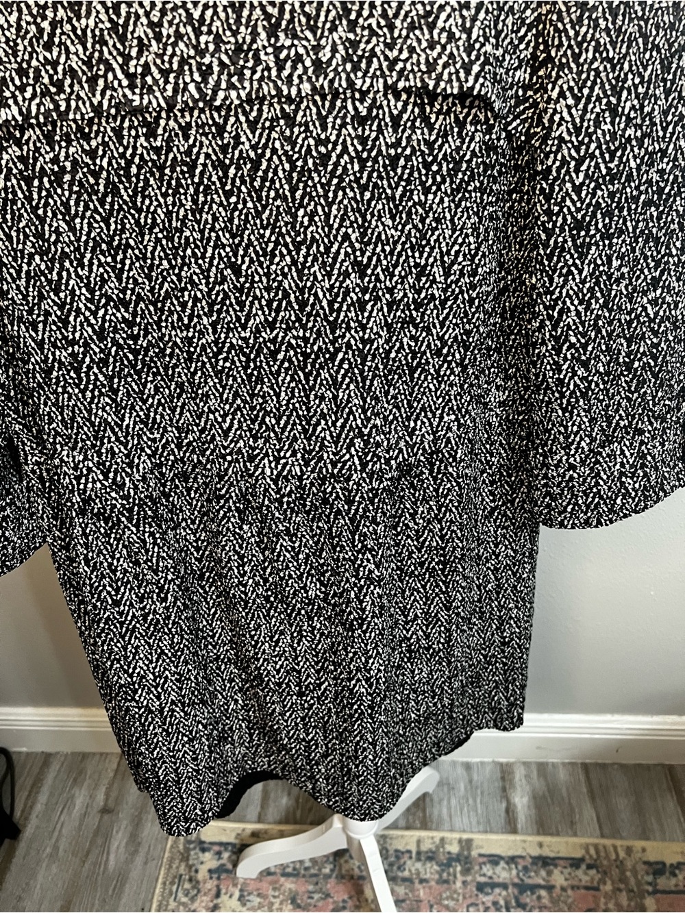 Chico's Design Black & White Coat
Dress Size 2 Stretch Crinkle lightweight - Picture 12 of 14